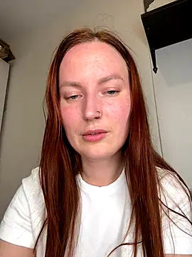 Snapshot of EmmaWarren chatting on October 24, 2025, 5:45 pm EmmaWarren online show from October 24, 2025, 5:45 pm