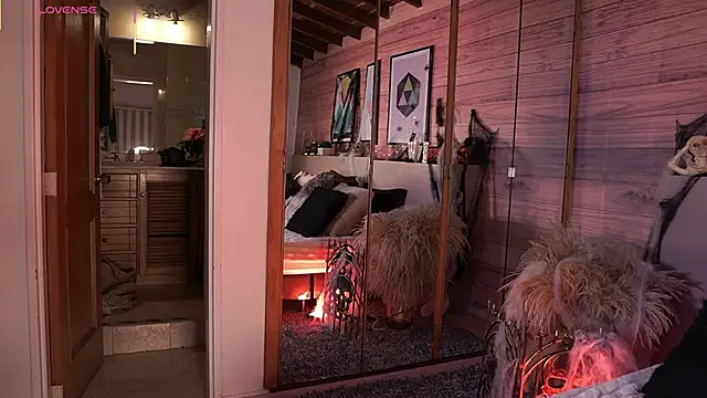 IzzyWild online show from October 31, 2025, 12:35 pm