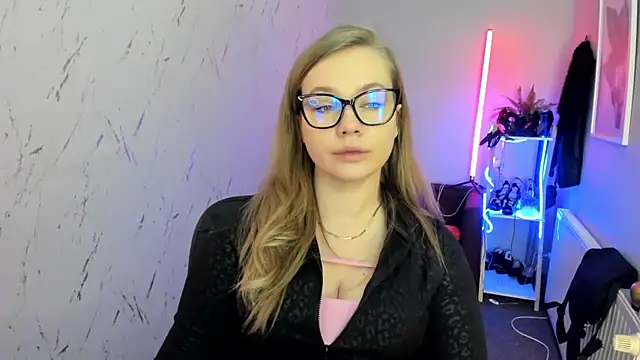 holly xglam online show from January 18, 2026, 8:01 pm