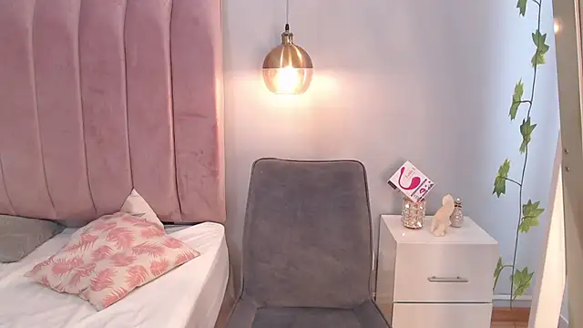 Snapshot of LeenaBrown chatting on March 19, 2025, 3:51 pm LeenaBrown online show from March 19, 2025, 3:51 pm