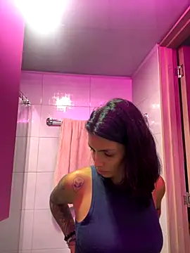 Snapshot of DeuxGold chatting on December 4, 2025, 11:37 pm DeuxGold online show from December 4, 2025, 11:37 pm