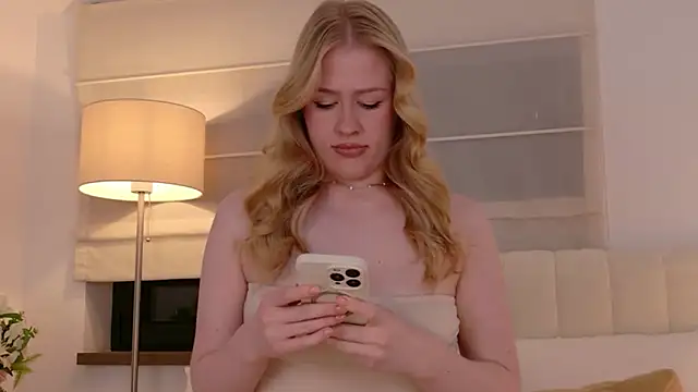 JuliaJaee online show from May 22, 2026, 5:44 pm