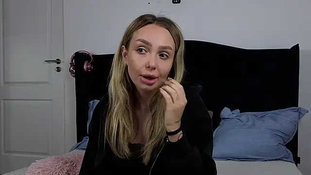 AnnaMaee online show from November 18, 2025, 6:44 pm