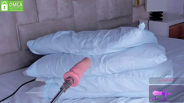 Snapshot of Eris_Rose chatting on October 22, 2025, 8:41 pm Eris Rose online show from October 22, 2025, 8:41 pm