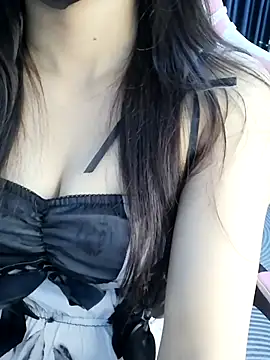 Snapshot of _Linez_ chatting on October 8, 2025, 6:19 pm Linez online show from October 8, 2025, 6:19 pm