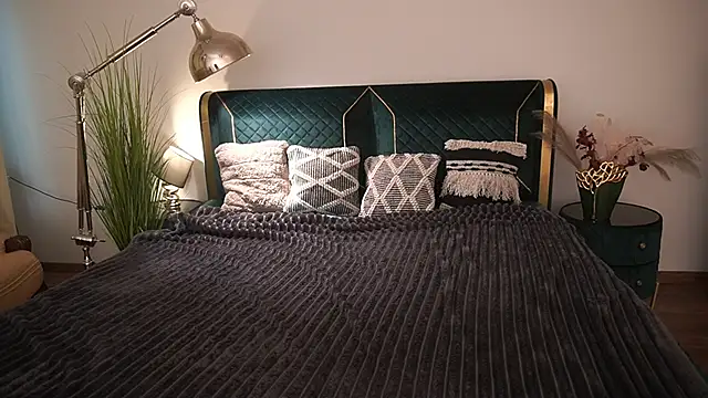 MagicPeachh  online show from May 13, 2026, 5:36 am