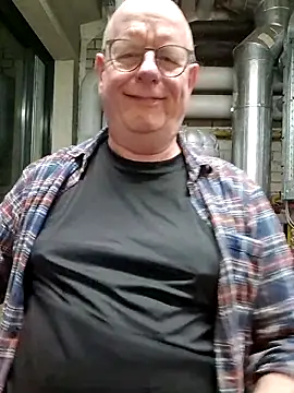 andrejoyfull64 online show from January 6, 2026, 2:21 pm