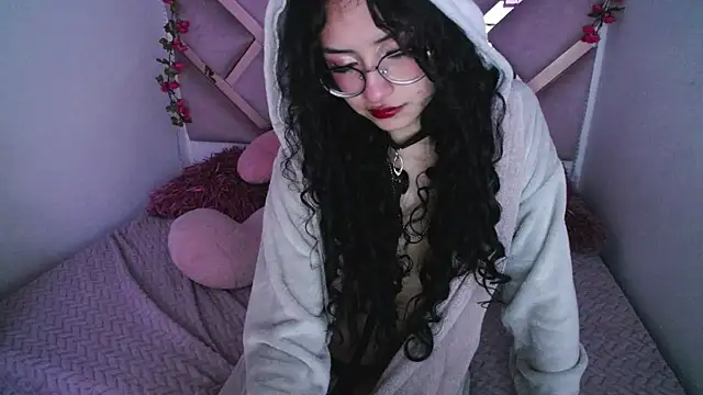 Snapshot of CherieCurl chatting on April 16, 2026, 2:34 am CherieCurl online show from April 16, 2026, 2:34 am