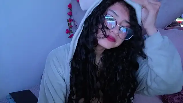 Snapshot of CherieCurl chatting on May 19, 2026, 6:59 pm CherieCurl online show from May 19, 2026, 6:59 pm