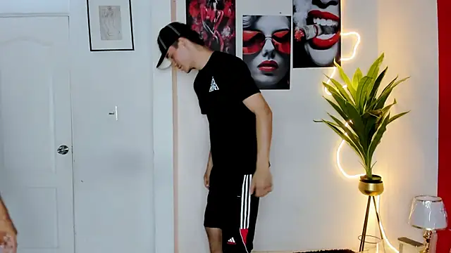 Snapshot of oversizedxguys chatting on April 14, 2026, 1:21 am oversizedxguys online show from April 14, 2026, 1:21 am