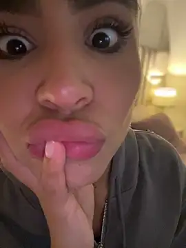 HaileyBaldwin online show from February 27, 2025, 5:29 am