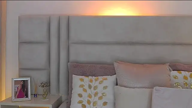 HaileyBaldwin online show from January 13, 2025, 9:20 pm