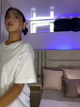 HaileyBaldwin online show from February 6, 2025, 5:51 pm