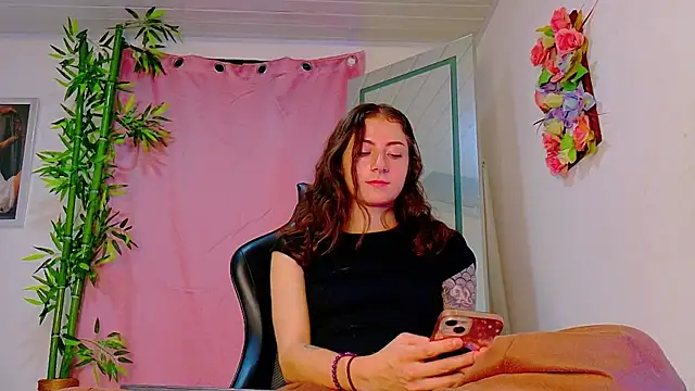 Snapshot of scarlet-jonesx chatting on June 5, 2026, 12:04 am scarlet-jonesx online show from June 5, 2026, 12:04 am