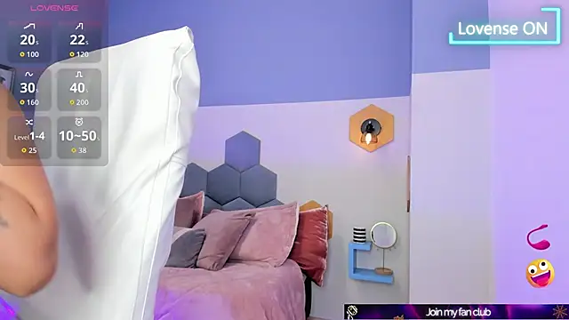 Chloe fischer  online show from October 22, 2025, 3:44 pm