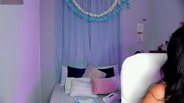 Chloe fischer  online show from July 8, 2026, 4:18 pm