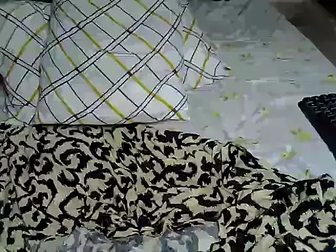 Snapshot of Queen_petite_ chatting on November 2, 2025, 10:31 am Queen petite online show from November 2, 2025, 10:31 am