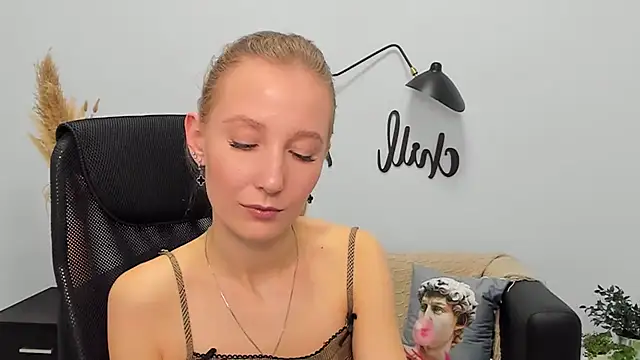 LolaWilsons online show from March 21, 2025, 12:28 pm