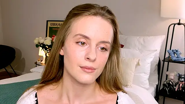 RozzitaBedberry online show from September 12, 2025, 2:06 pm