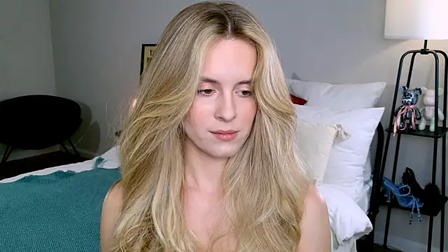 RozzitaBedberry online show from October 24, 2025, 2:05 pm