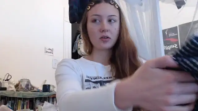 Snapshot of fern4ever chatting on December 4, 2025, 11:04 pm fern4ever online show from December 4, 2025, 11:04 pm