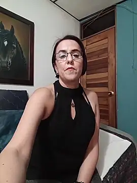 Snapshot of IsisBlake chatting on May 6, 2026, 11:42 pm IsisBlake online show from May 6, 2026, 11:42 pm