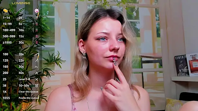 Snapshot of pretty_little_thing chatting on January 30, 2025, 12:18 am pretty little thing online show from January 30, 2025, 12:18 am