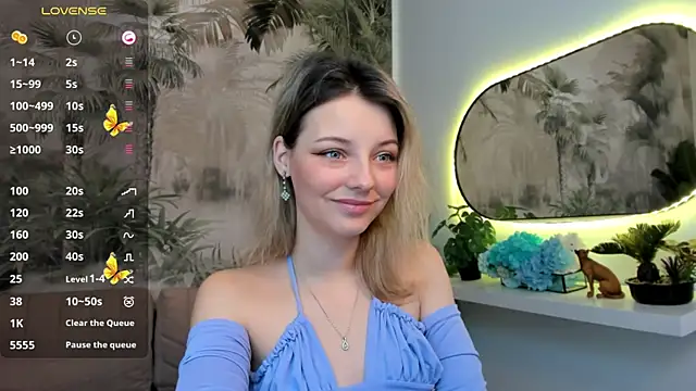 Snapshot of pretty_little_thing chatting on January 14, 2025, 12:11 am pretty little thing online show from January 14, 2025, 12:11 am