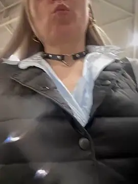 Snapshot of Crazy-Rosa chatting on February 22, 2025, 1:35 pm Crazy-Rosa online show from February 22, 2025, 1:35 pm