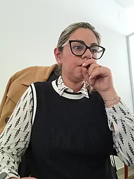 Snapshot of Cata_Office-12 chatting on November 18, 2025, 8:34 pm Cata Office-12 online show from November 18, 2025, 8:34 pm