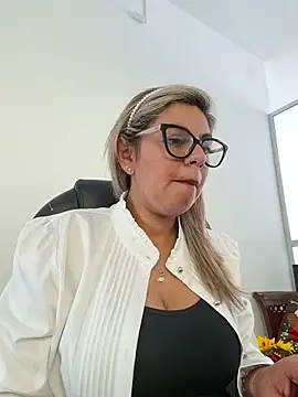 Snapshot of Cata_Office-12 chatting on November 14, 2025, 5:05 pm Cata Office-12 online show from November 14, 2025, 5:05 pm