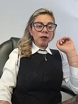 Snapshot of Cata_Office-12 chatting on November 10, 2025, 2:00 pm Cata Office-12 online show from November 10, 2025, 2:00 pm