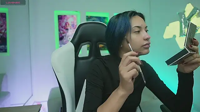 KayraOwen online show from December 4, 2025, 12:15 pm