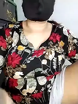 Snapshot of Tishani chatting on December 4, 2025, 3:00 pm Tishani online show from December 4, 2025, 3:00 pm