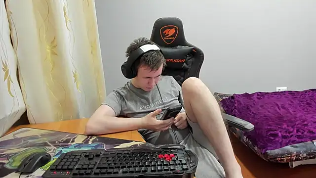 iliaskrislove online show from December 15, 2025, 2:01 pm