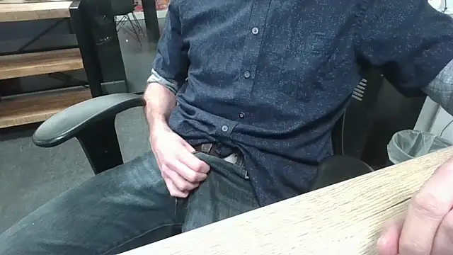 Snapshot of Michealtje85 chatting on January 14, 2026, 4:10 pm Michealtje85 online show from January 14, 2026, 4:10 pm