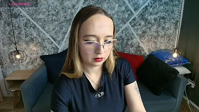 Liaroberts1 online show from June 4, 2026, 2:00 pm