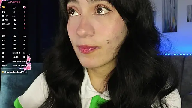 Snapshot of ZaraDames_ chatting on October 27, 2025, 2:45 am ZaraDames online show from October 27, 2025, 2:45 am