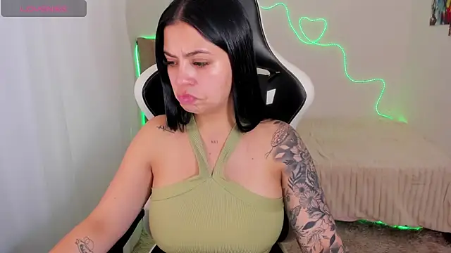 Victoryyy  online show from November 12, 2025, 5:28 pm