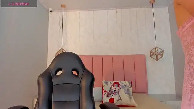 SUNNYCYRUS online show from December 20, 2025, 12:41 pm