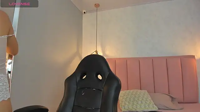 SUNNYCYRUS online show from June 1, 2026, 12:49 pm