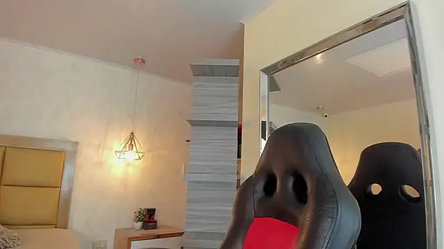 SUNNYCYRUS online show from April 18, 2026, 1:02 pm