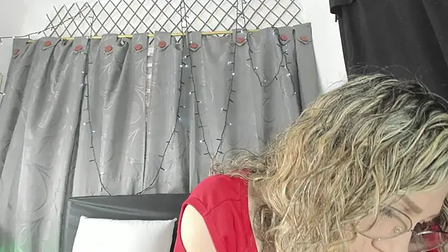 Snapshot of eva1saenz chatting on November 18, 2025, 8:23 pm eva1saenz online show from November 18, 2025, 8:23 pm