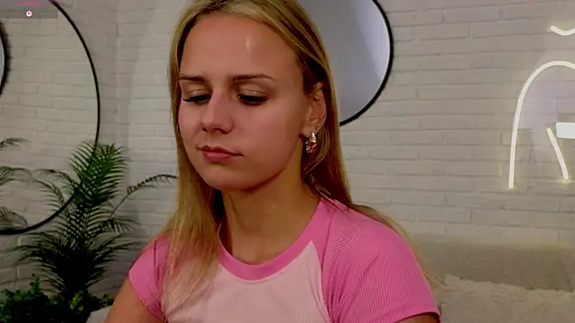 Wendy D0ll online show from April 6, 2026, 8:32 pm