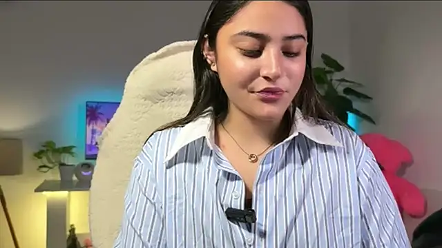 Snapshot of demieliss chatting on February 1, 2026, 7:01 pm demieliss online show from February 1, 2026, 7:01 pm