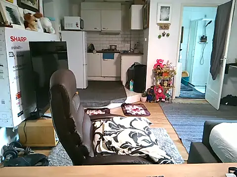 Snapshot of mihaimichael chatting on October 28, 2025, 12:37 pm mihaimichael online show from October 28, 2025, 12:37 pm