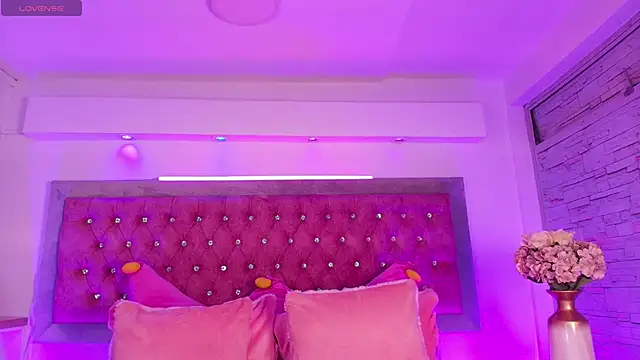 Snapshot of Tayzon_Foxxx chatting on December 14, 2025, 8:36 pm Tayzon Foxxx online show from December 14, 2025, 8:36 pm