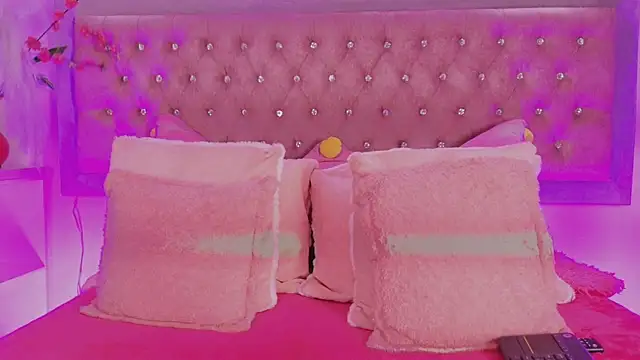 Snapshot of Tayzon_Foxxx chatting on November 18, 2025, 12:41 pm Tayzon Foxxx online show from November 18, 2025, 12:41 pm