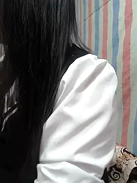 Snapshot of Sweetlove_77 chatting on December 17, 2025, 1:32 am Sweetlove 77 online show from December 17, 2025, 1:32 am