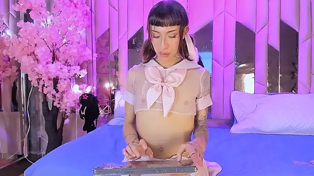 Snapshot of MadisonWood01 chatting on November 9, 2025, 2:32 pm MadisonWood01 online show from November 9, 2025, 2:32 pm